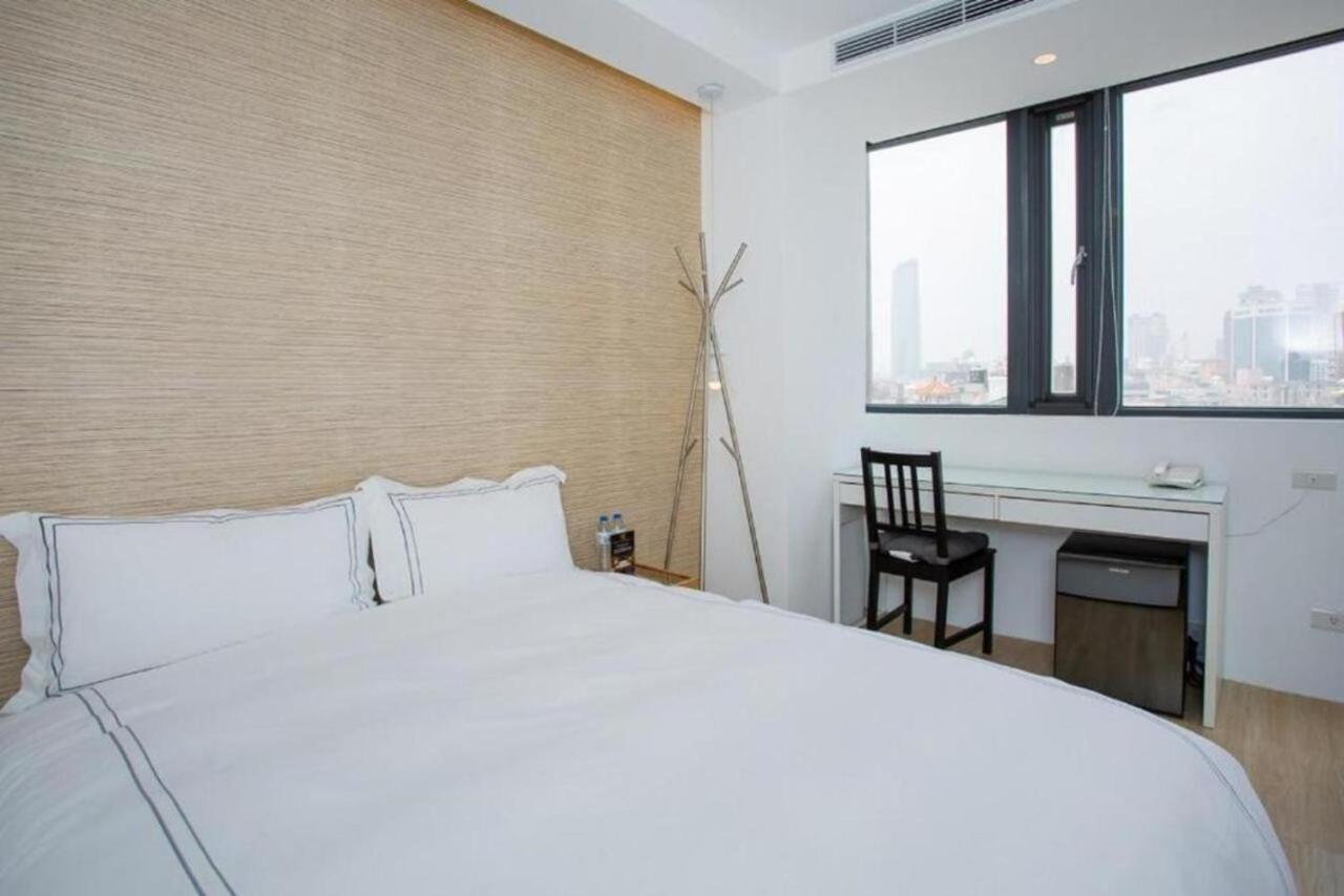 Mini West Hotel Taichung Exterior photo
