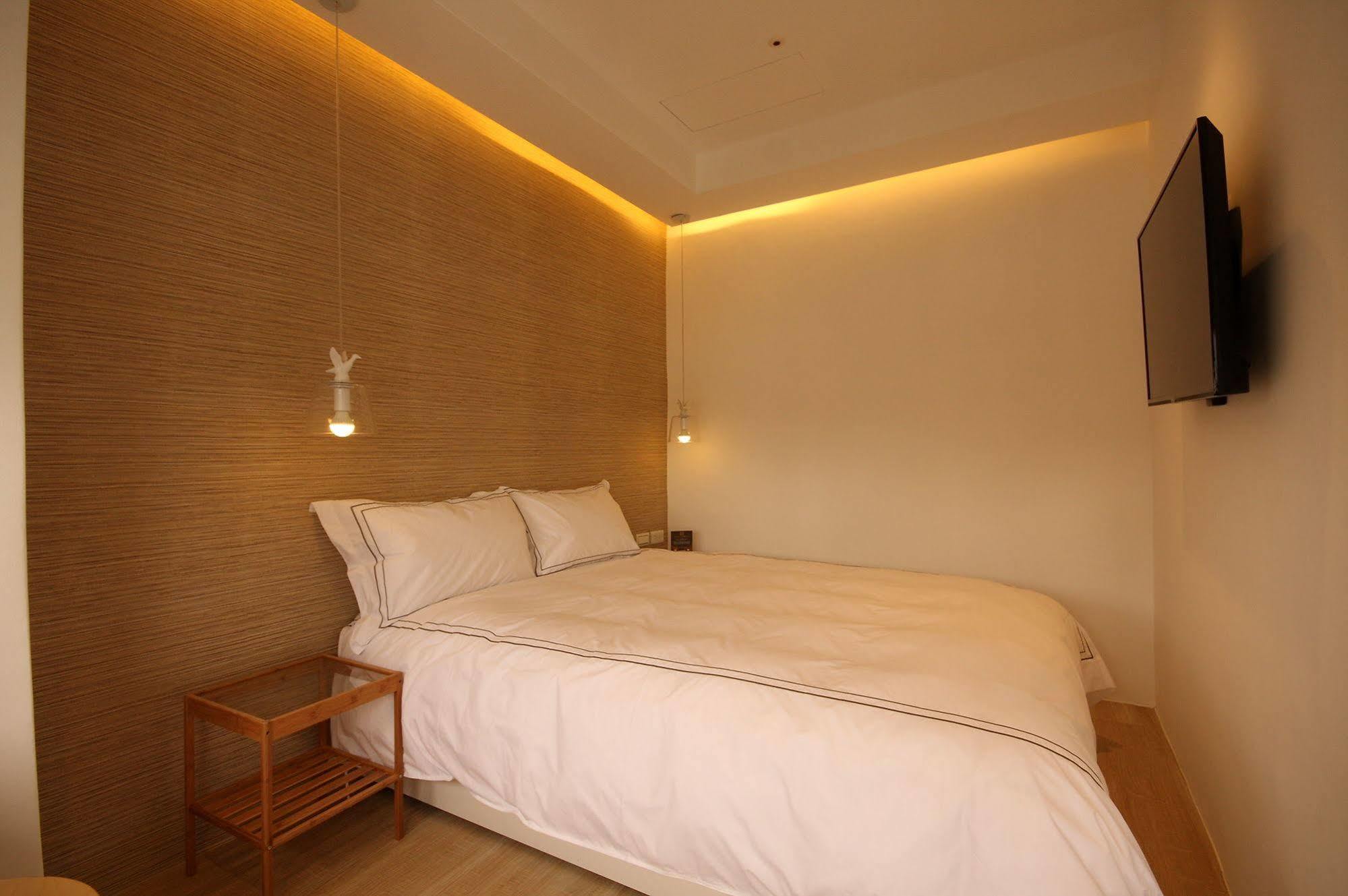 Mini West Hotel Taichung Exterior photo